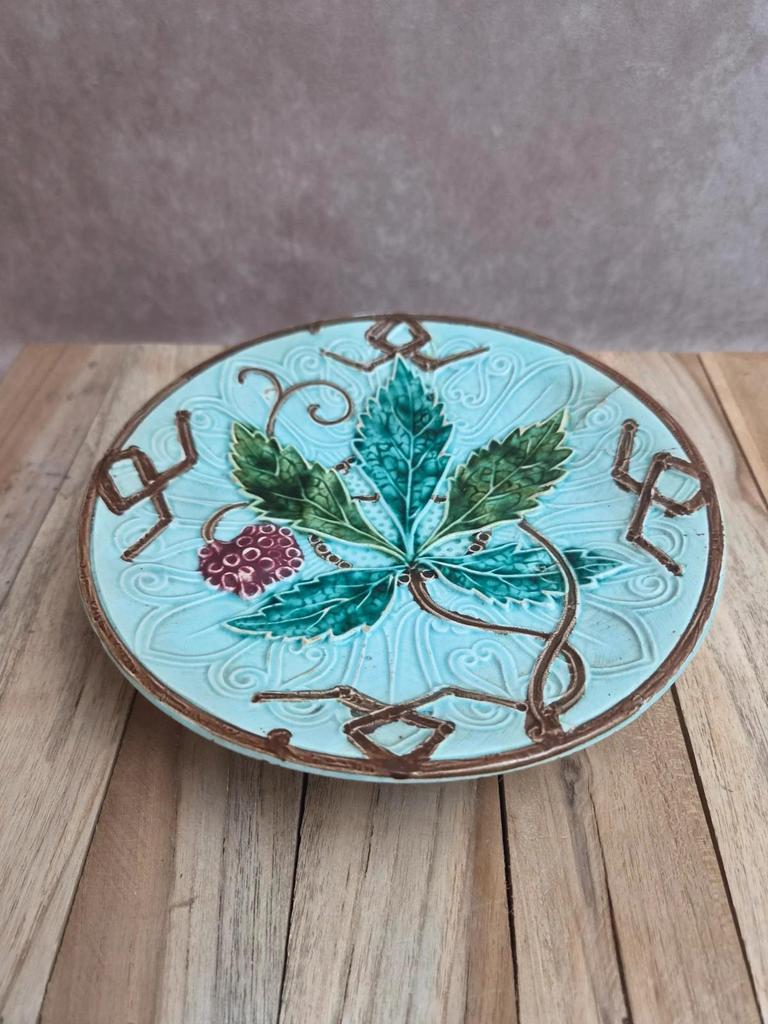 Ancien petit compotier en barbotine majolique turquoise – décor végétal en relief