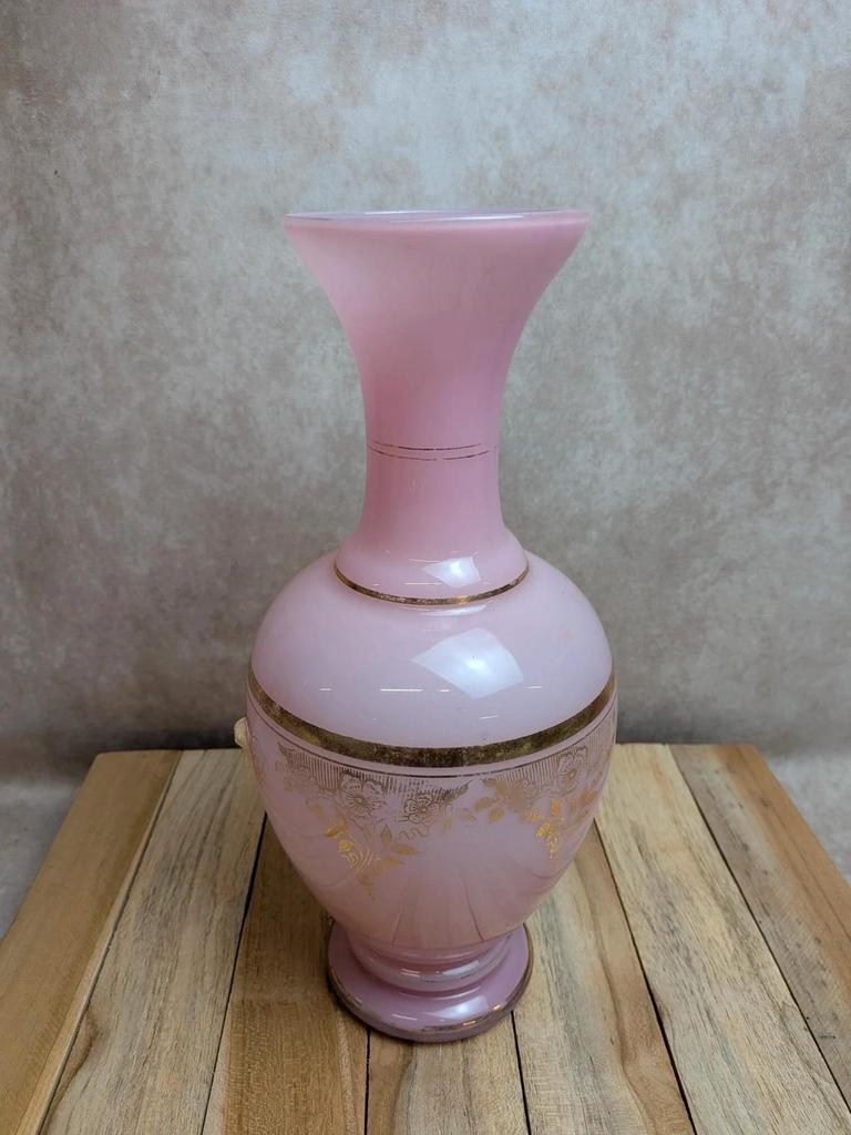 Vase en opaline rose à décor camées et dorures