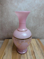 Vase en opaline rose à décor camées et dorures
