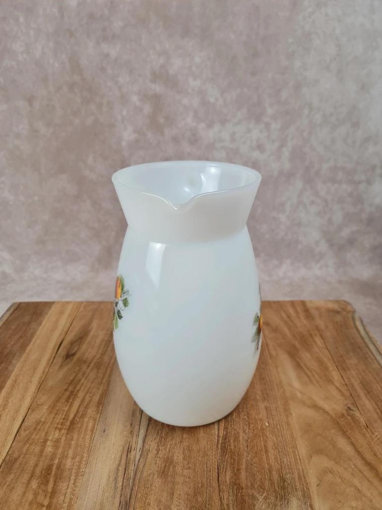 🫗 Joli pichet vintage Arcopal en verre opalin blanc – motif poires et raisins 🍐🍇