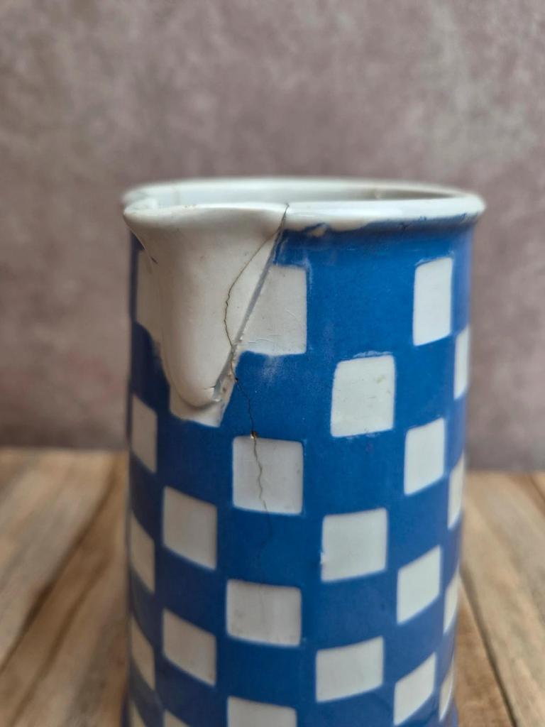 Pichet ancien Sarreguemines Digoin damier bleu et blanc – motif Lustucru