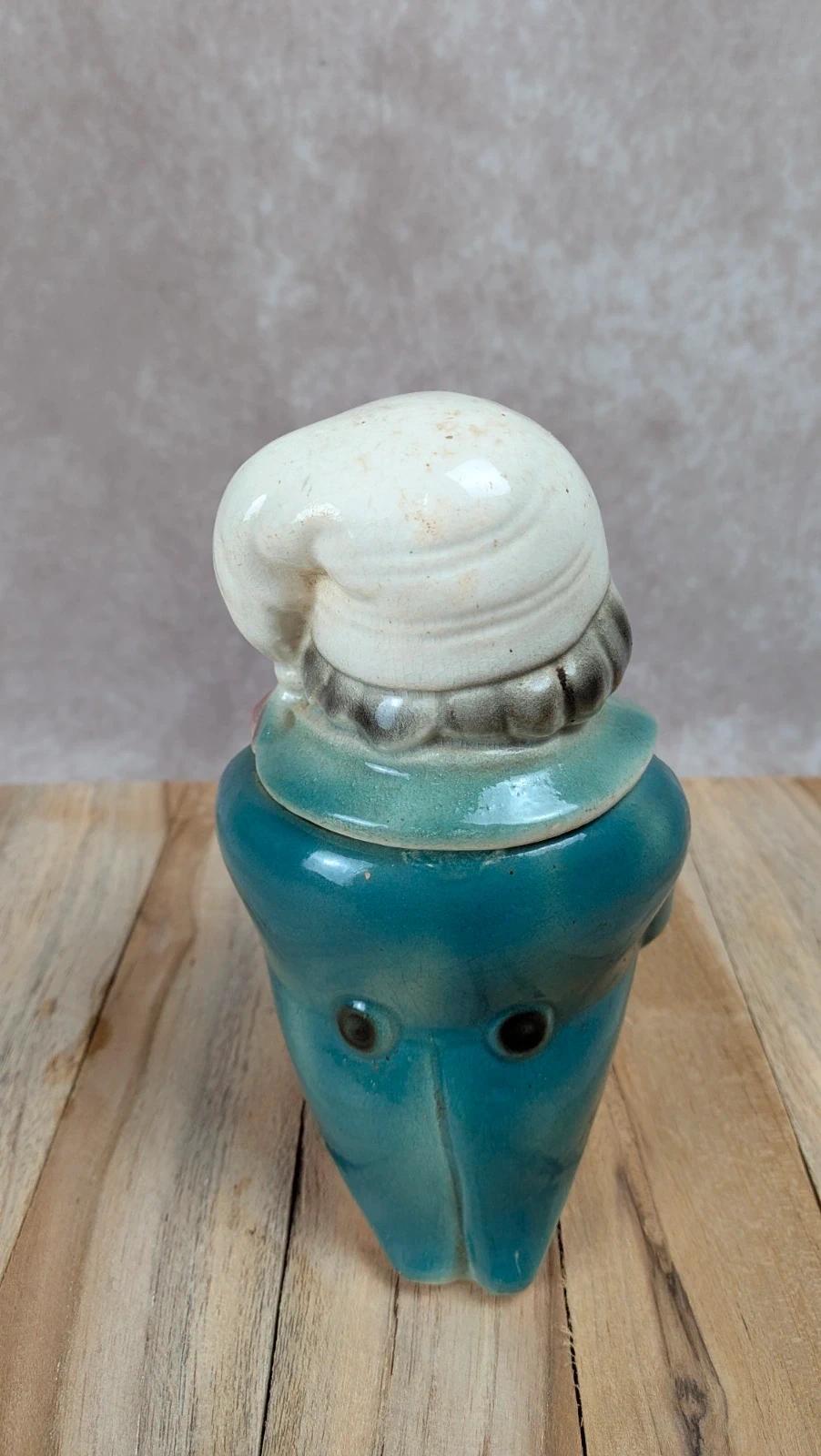 Pot en barbotine personnage ancien vert et rouge