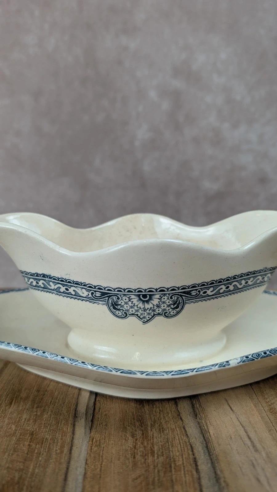Ancienne saucière Salins – décor bleu sur faïence blanche