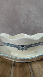 Ancienne saucière Salins – décor bleu sur faïence blanche