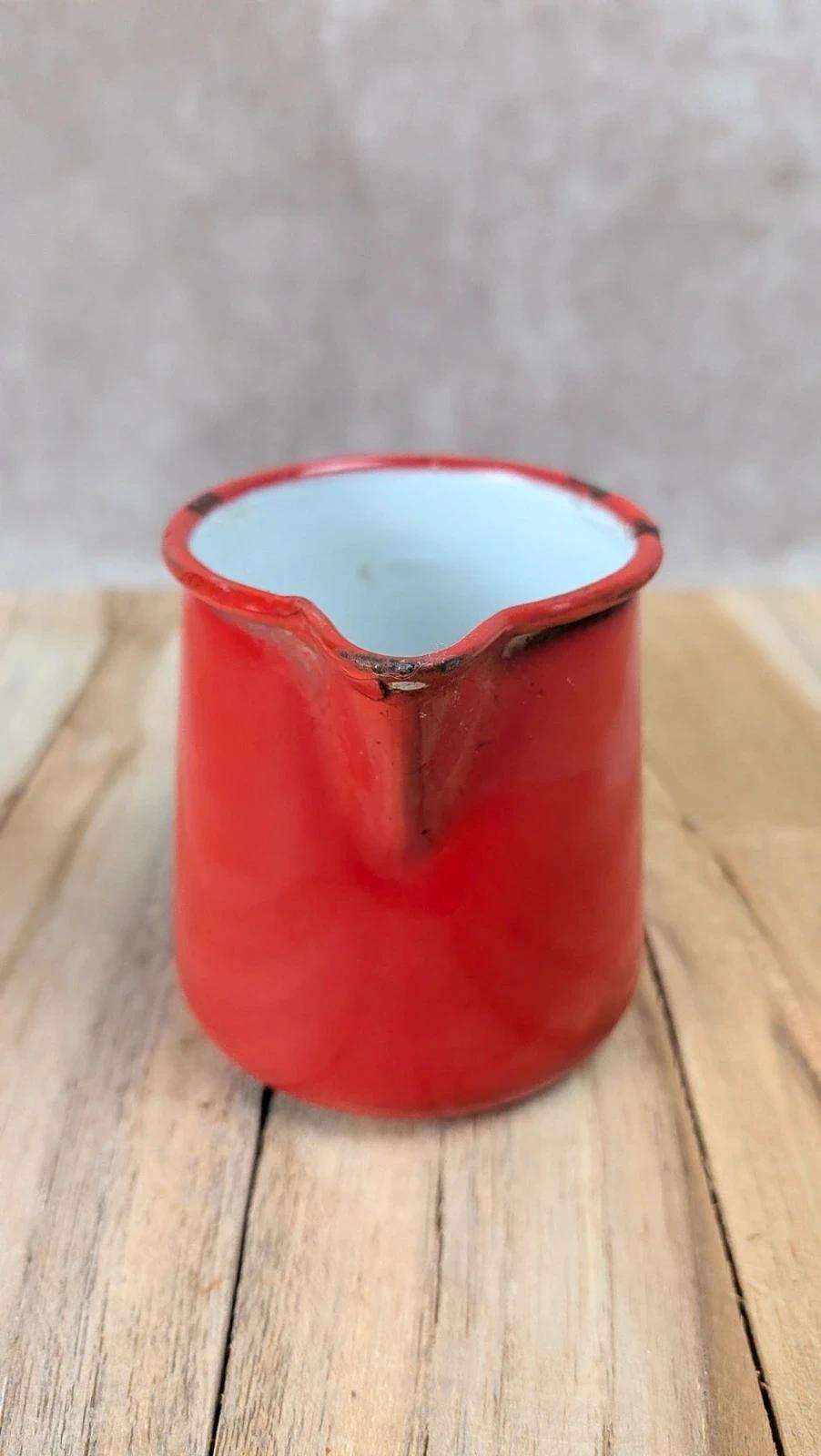 Petit pot verseur émaillé rouge – Kockums Sweden 7 cm