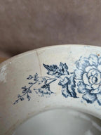 Petit broc joufflu ancien en terre de fer – décor floral bleu