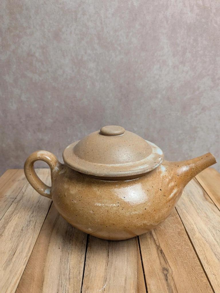 Théière vintage en grès émaillé beige moucheté – Style rustique