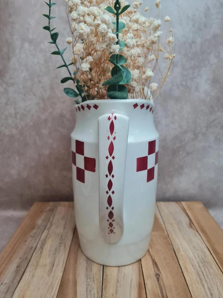 Pichet vintage damier rouge – esprit bistrot chic – dans le goût Saint-amand / L’amandinoise