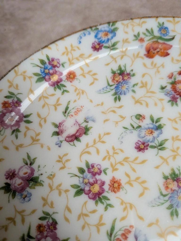 Lot de 9 assiettes à dessert anciennes en porcelaine fleurie
