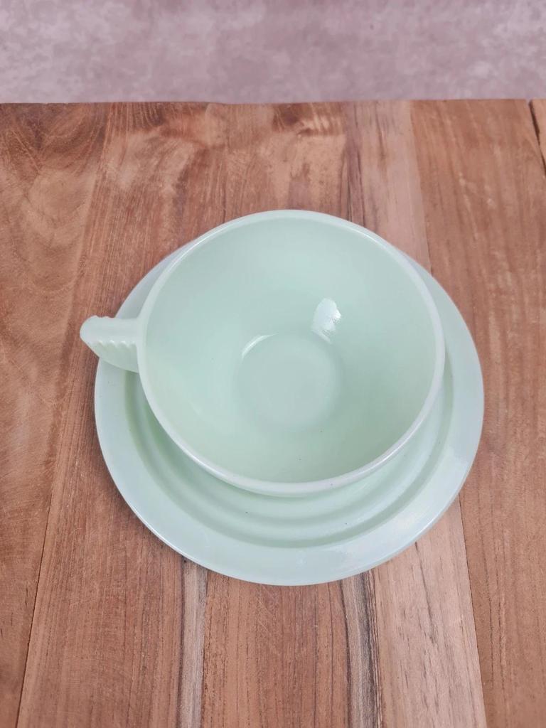 Tasse et sous-tasse vintage en verre opalin vert – Made in France