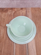Tasse et sous-tasse vintage en verre opalin vert – Made in France