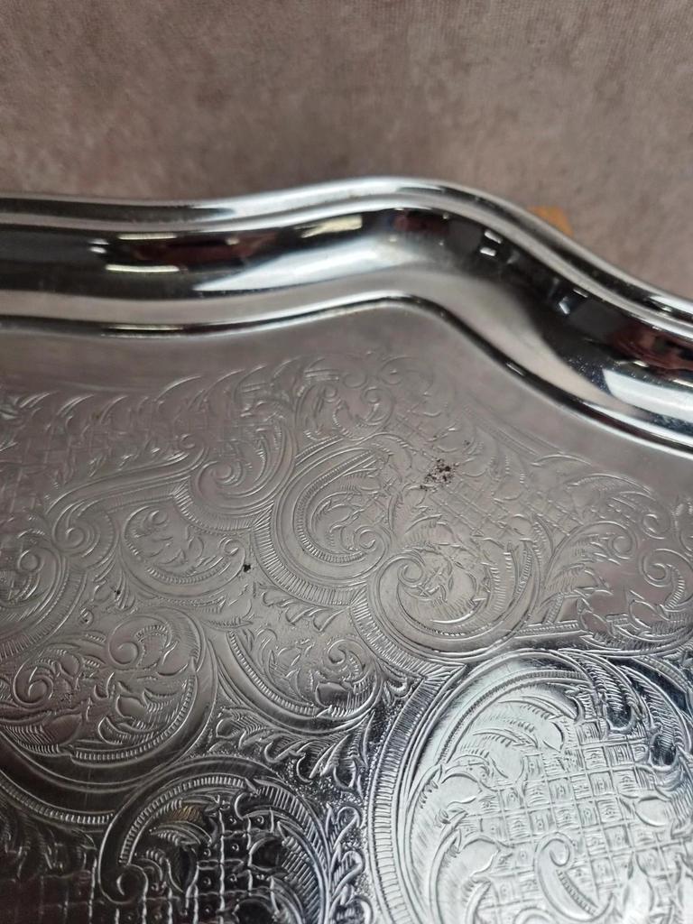 Grand plateau de service en métal argenté anglais – Décor rocaille & poignées coquillage