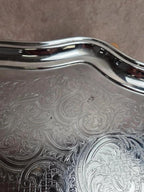 Grand plateau de service en métal argenté anglais – Décor rocaille & poignées coquillage