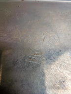 Petit plateau ancien en métal argenté à poignées – décor gravé