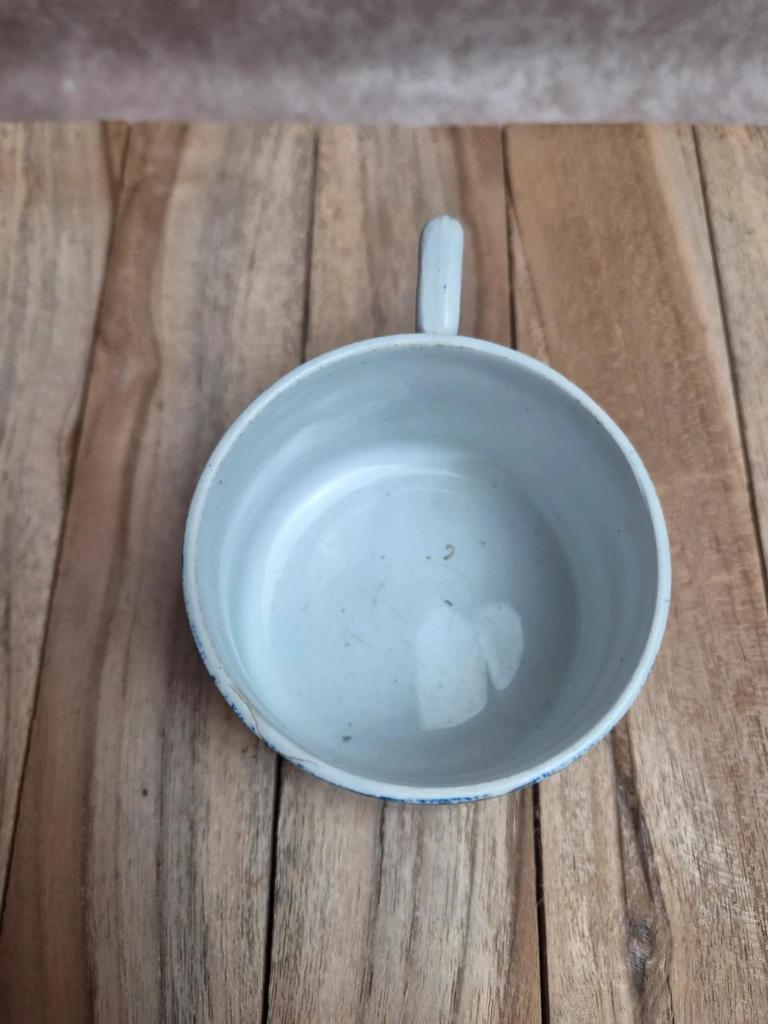 Ancienne tasse à café Terre de Fer bleue – attribuée au modèle Dentelle de Lunéville