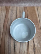 Ancienne tasse à café Terre de Fer bleue – attribuée au modèle Dentelle de Lunéville