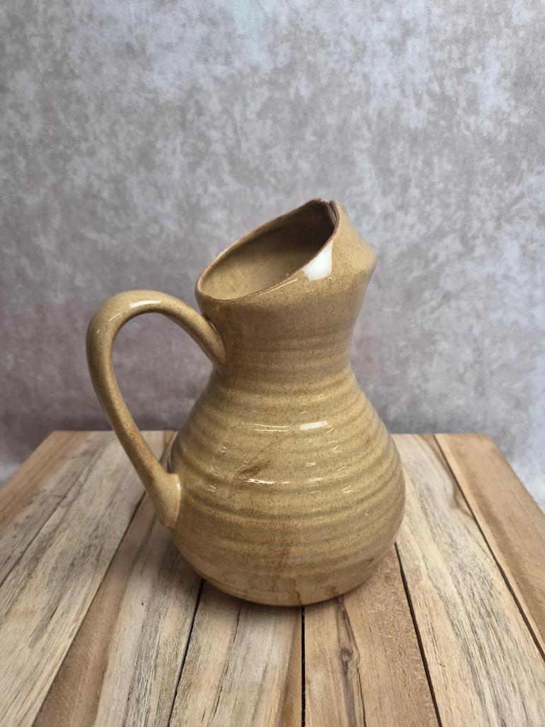 Pichet vintage en grès vernissé beige – forme originale