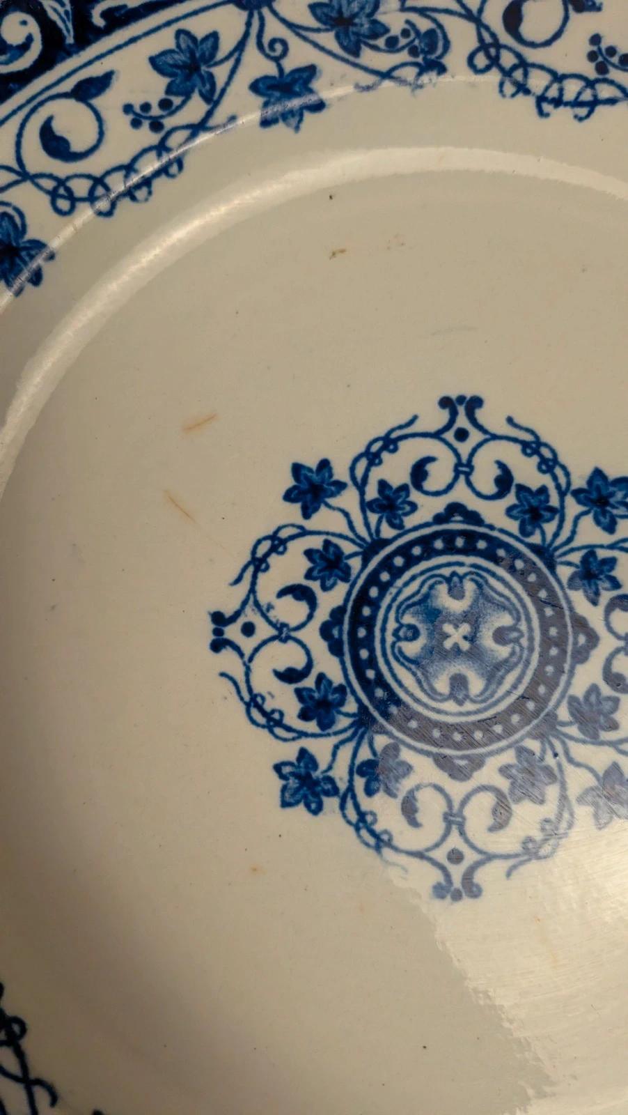 Lot de 3 assiettes anciennes en terre de fer – dépareillées bleu & blanc