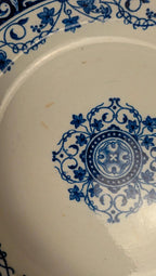 Lot de 3 assiettes anciennes en terre de fer – dépareillées bleu & blanc