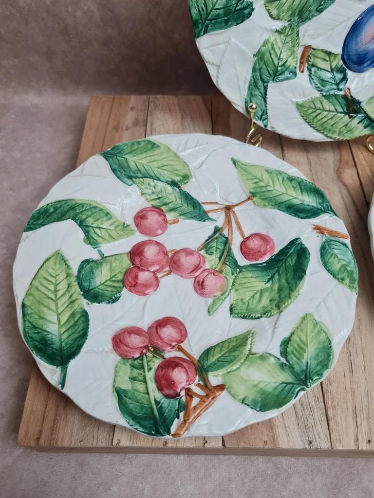 Lot de 3 assiettes barbotine italienne décor fruits, Made in Italy