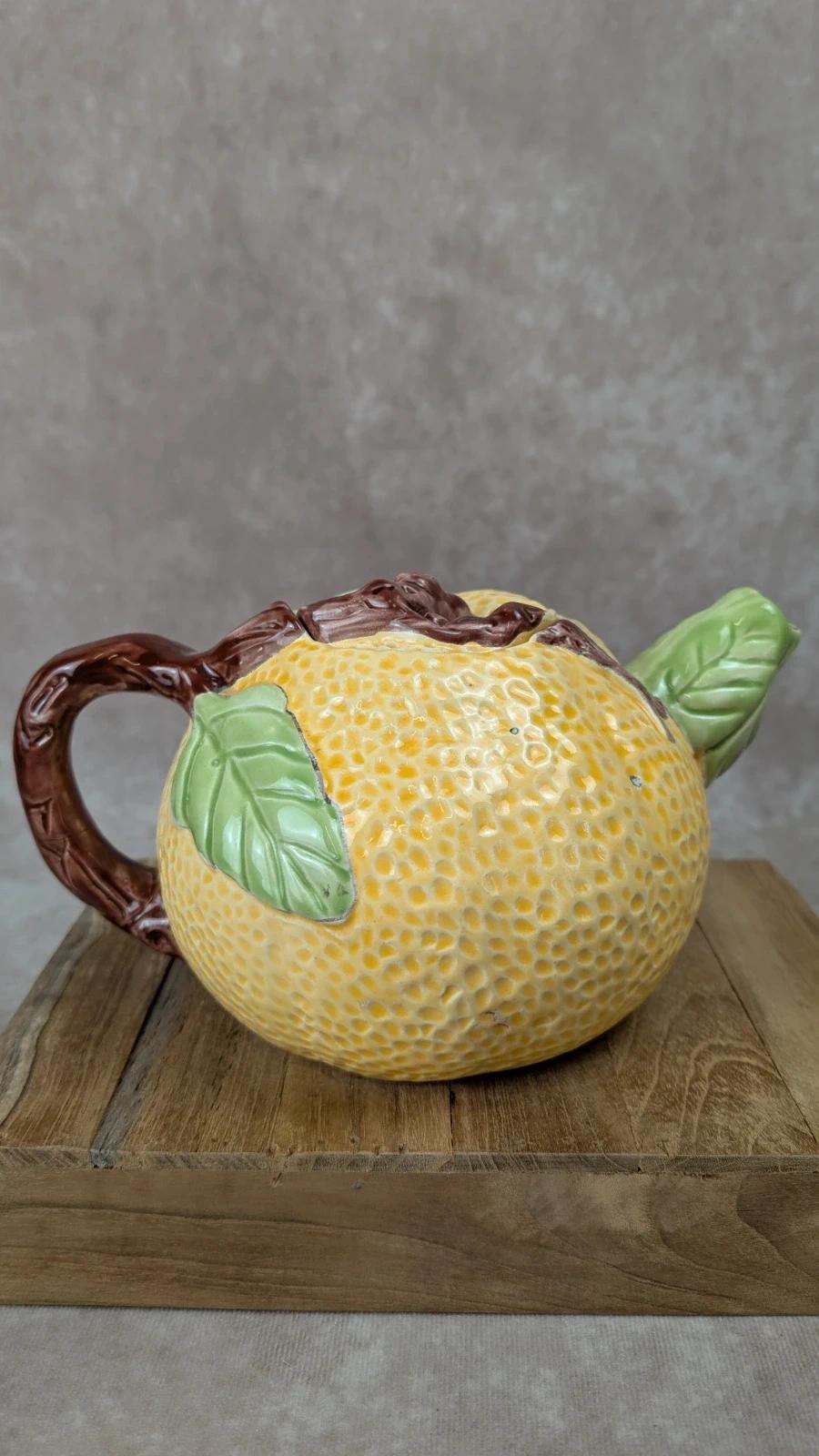 Théière ancienne en barbotine décor citron