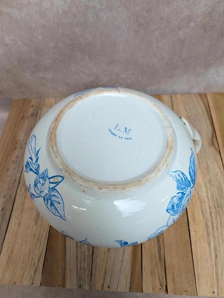 Petit broc ancien en terre de fer L.m Creil et Montereau décor floral bleu