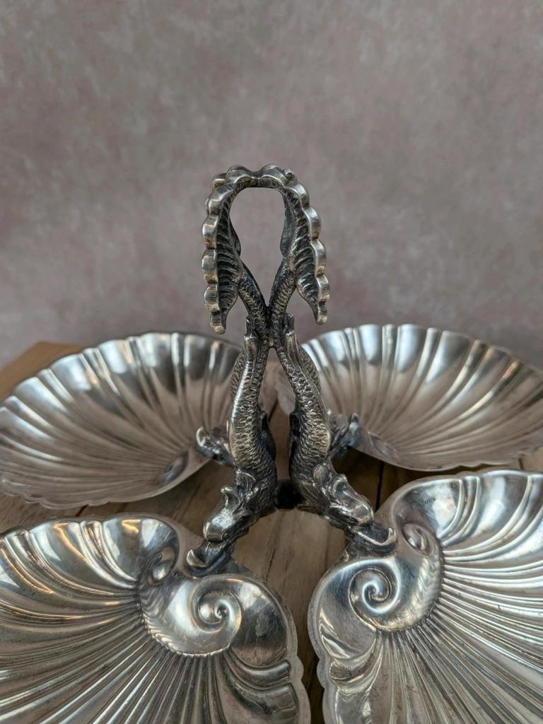 Ancien centre de table serviteur coquillages en alpaca – décor dragons rocaille