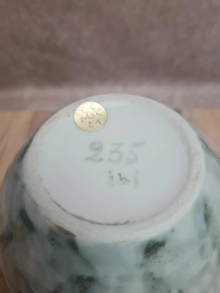 Vase pique-fleurs en barbotine décor floral bleu – ancien 🌿💙