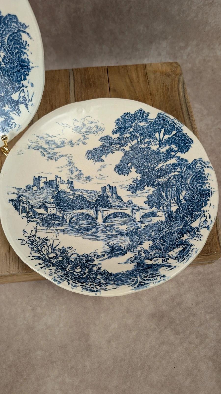 2 assiettes anciennes Gien décor bleu Bp motif paysage