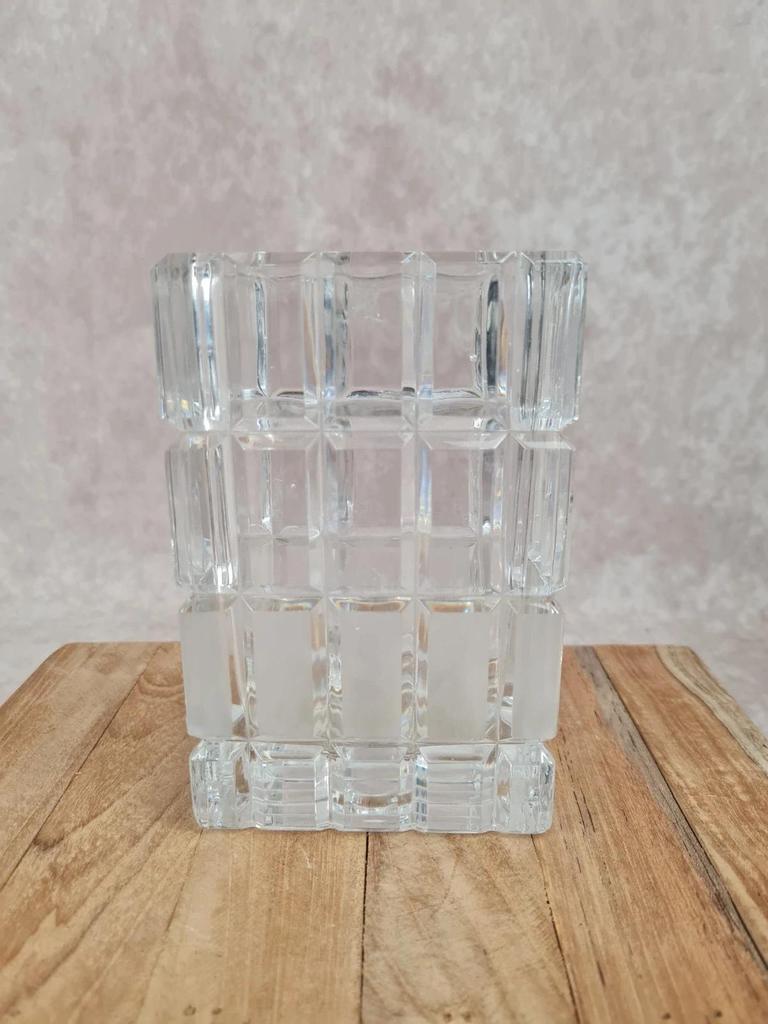 Vase vintage en verre moulé à décor géométrique 🪞