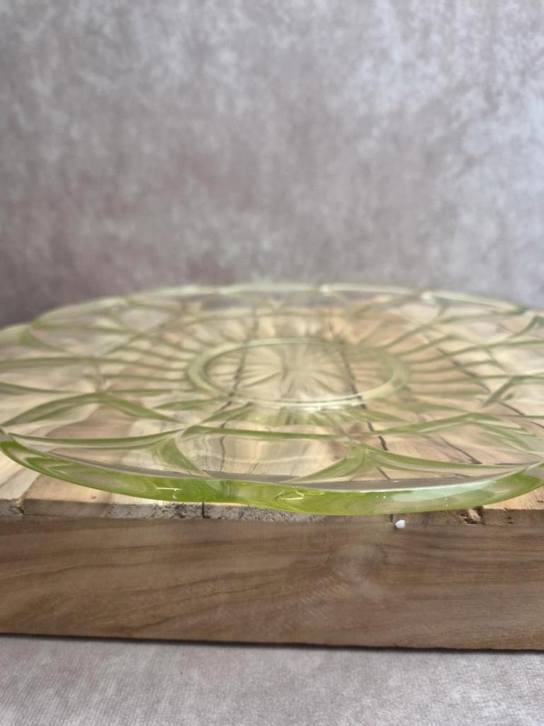 Grand plat ancien en verre ouraline – 31 cm