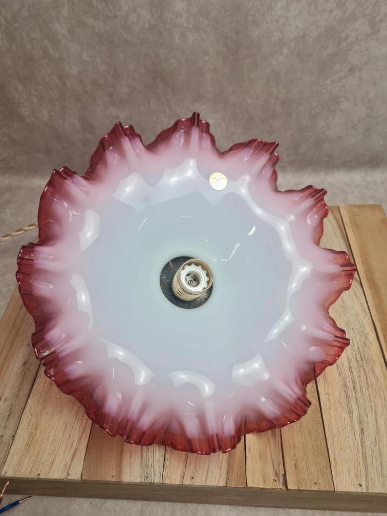 Applique vintage en opaline blanche et rouge – bord festonné 🔴