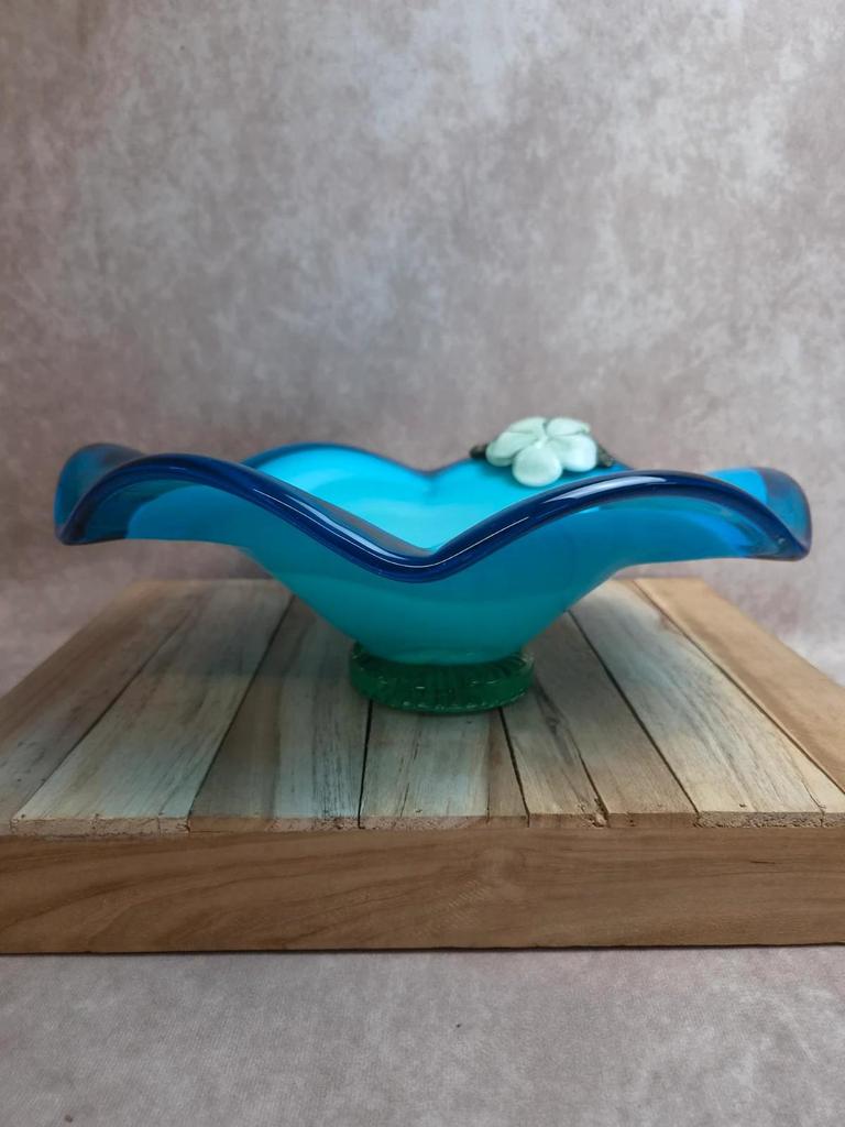 Grande coupe vintage en verre soufflé turquoise – style Murano – fleur appliquée