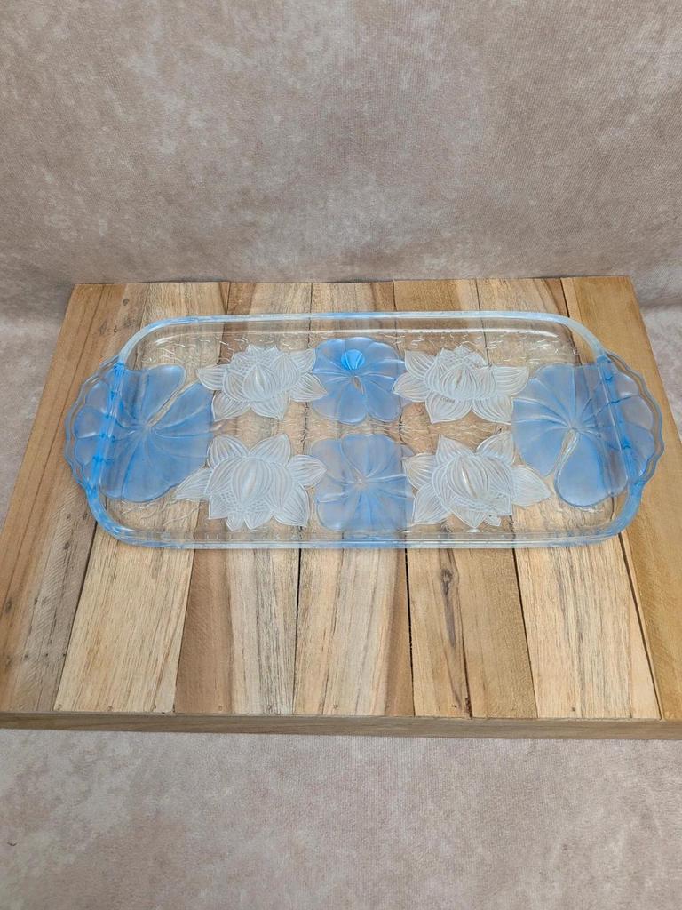 Plat en verre moulé bleu décor floral – esprit Art Déco