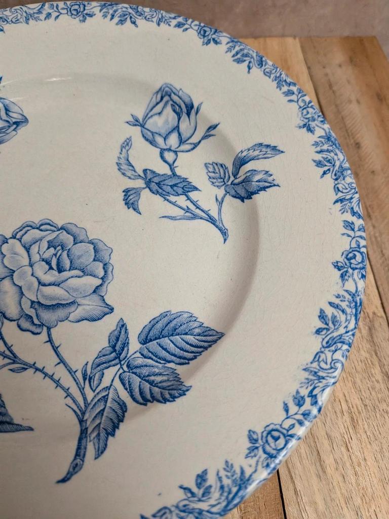 Compotier ancien en terre de fer – Décor de roses bleues – Sur piédouche