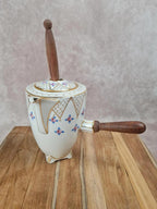 Chocolatière ancienne en porcelaine signée Qailles