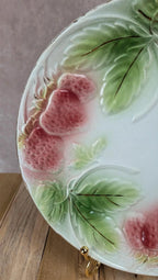 Assiette barbotine motif fraises