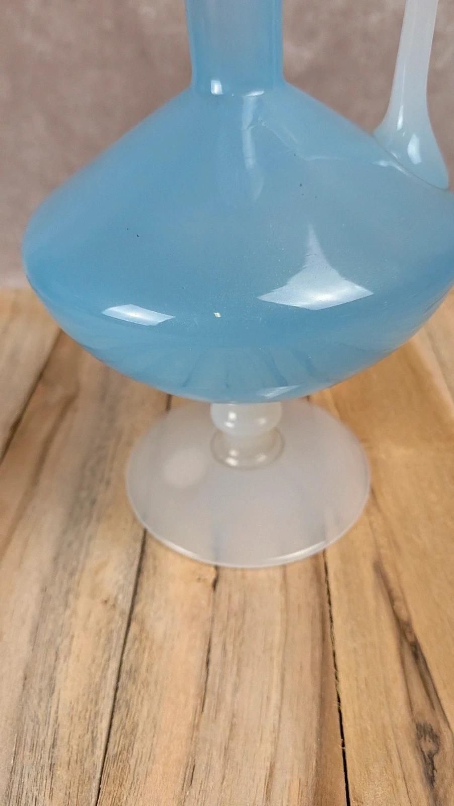 Vase en opaline bleue sur pied – vintage