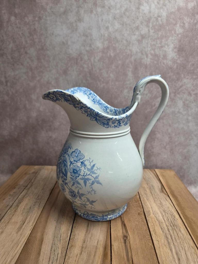 Broc ancien Jules Vieillard Bordeaux bleu & blanc – Terre de fer, décor floral – Xixe siècle