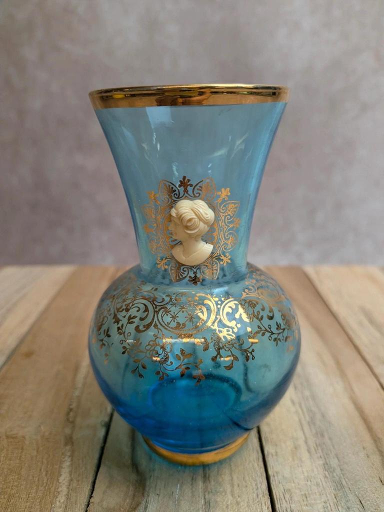 Petit vase vintage en verre bleu soufflé – camée et dorures