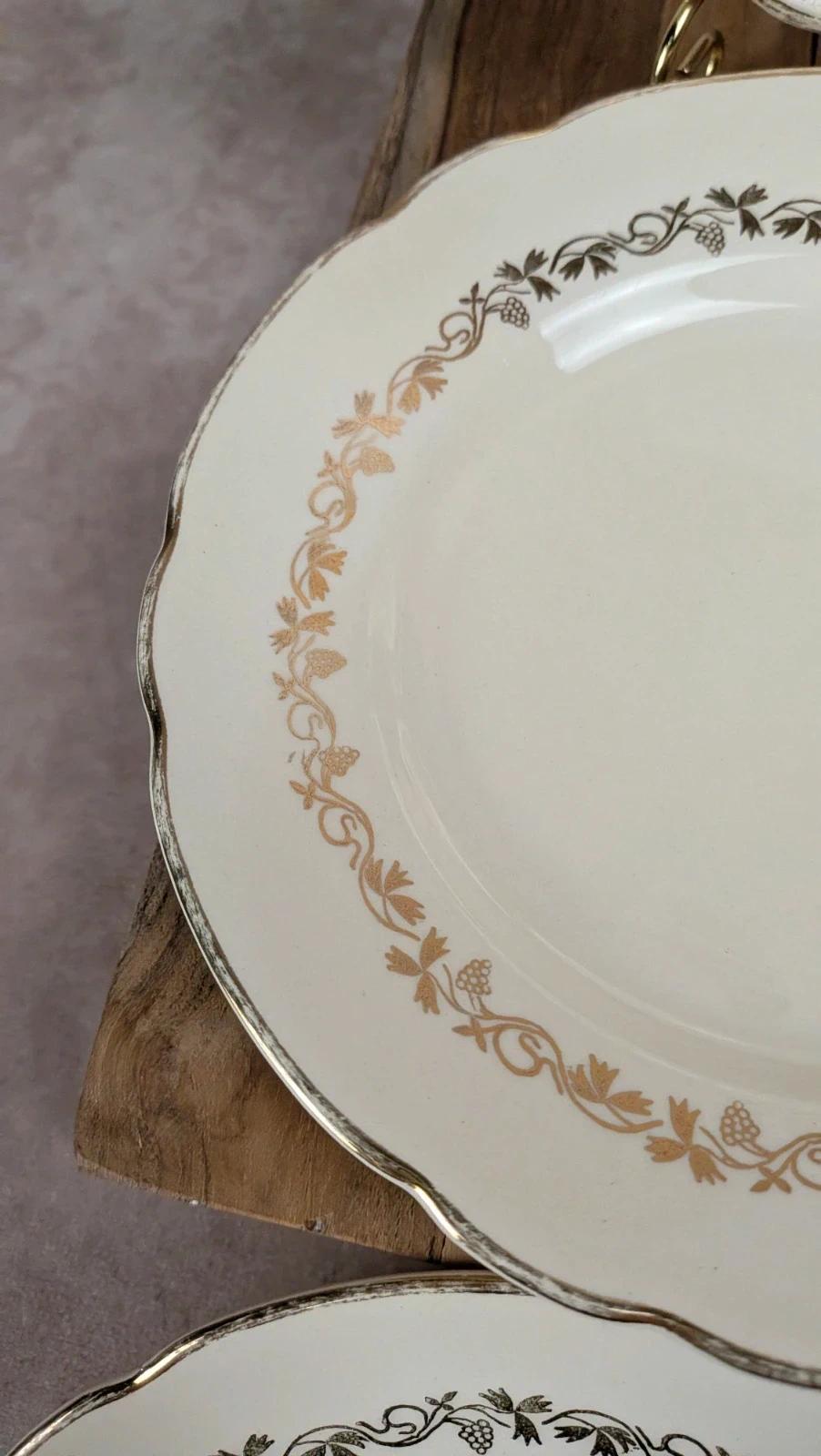 Lot de 8 assiettes à dessert anciennes Villeroy & Boch – frise dorée