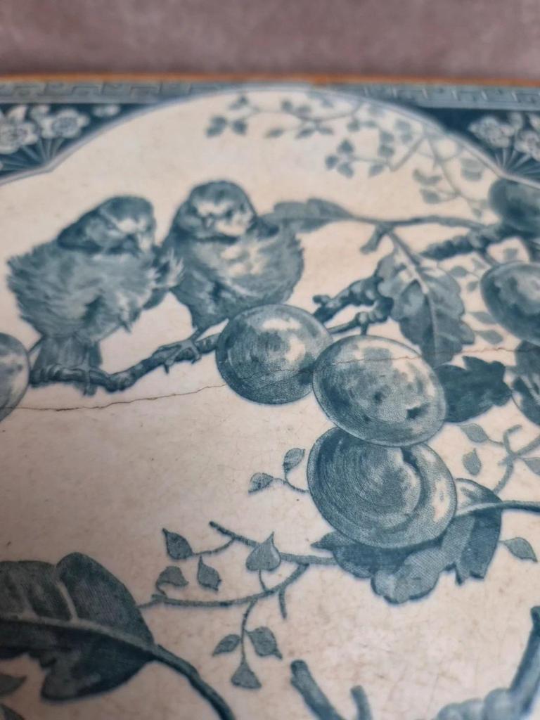 Dessous de plat ancien en carreau de Gien décor oiseaux bleu – contour bois