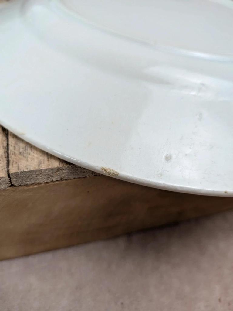 Lot de 2 assiettes anciennes Badonviller – décor Vichy bordeaux rouge