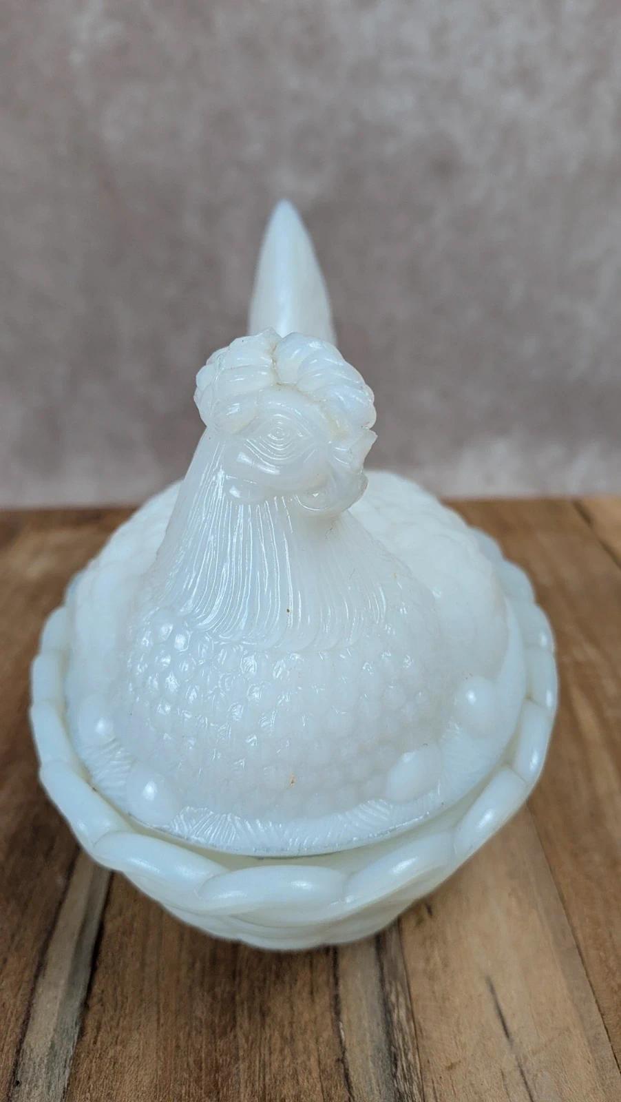 Poule sur panier en verre opalin blanc – marquée Sv