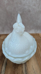 Poule sur panier en verre opalin blanc – marquée Sv