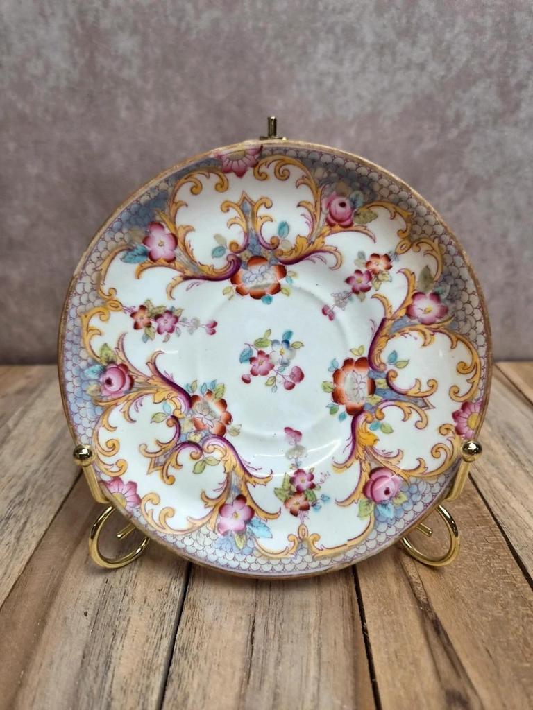 Sous-tasse ancienne décor rocaille fleuri – esprit romantique – porcelaine ancienne