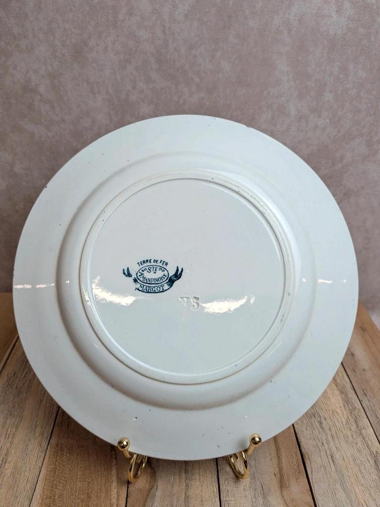 Assiette ancienne en terre de fer Saint-amandinoise – Modèle Margot – Fleurs bleues