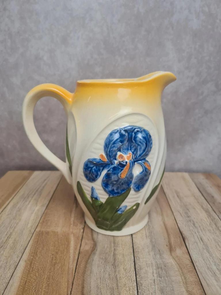 Pichet barbotine vintage décor iris bleu relief