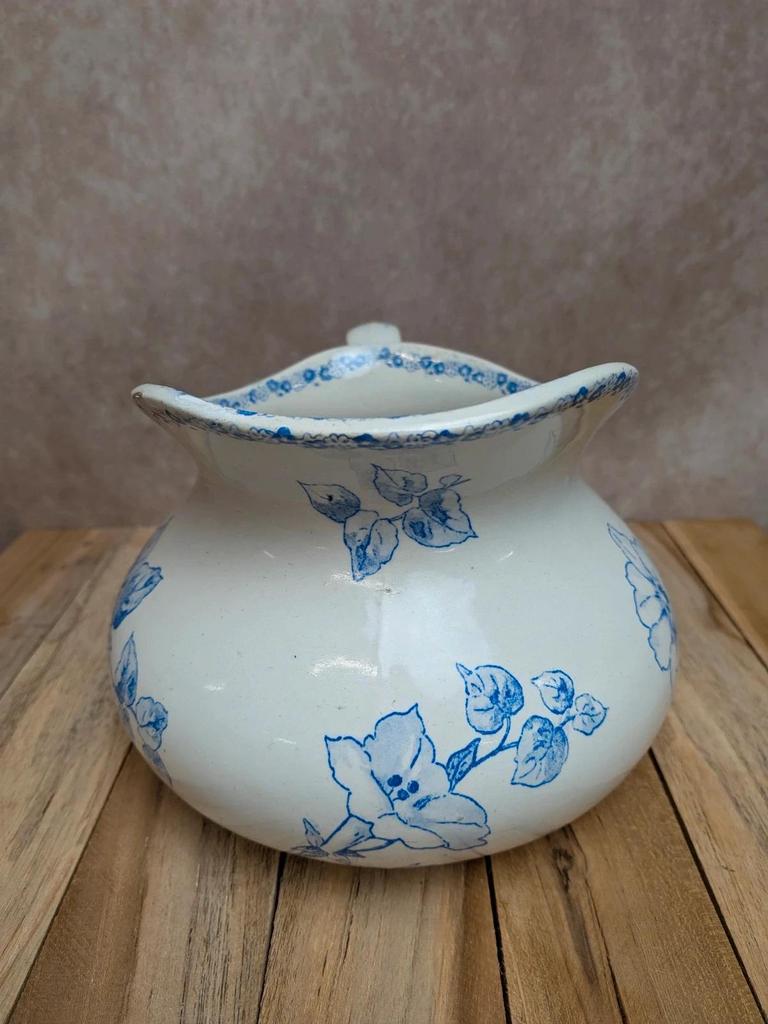 Petit broc ancien en terre de fer L.m Creil et Montereau décor floral bleu