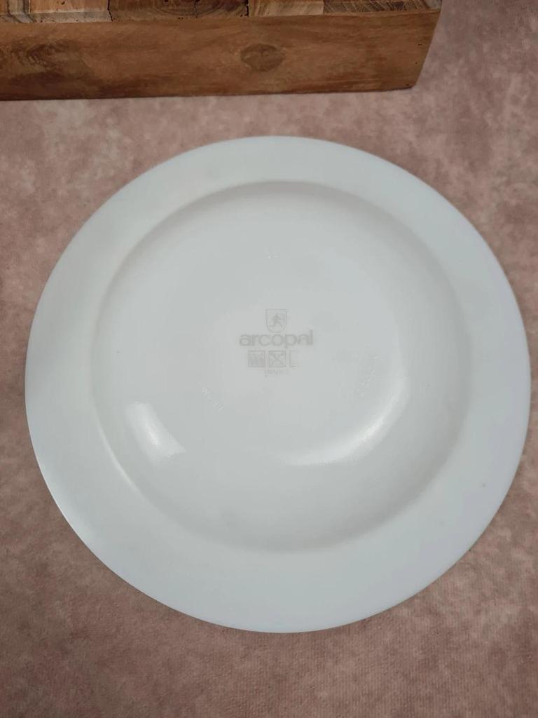 Lot de 8 assiettes creuses Arcopal modèle “régence”